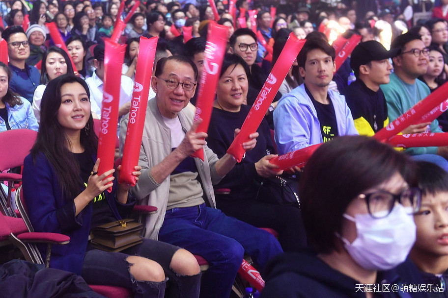 古巨基我们世界巡演香港站part2完美收官 张智霖做嘉宾养眼同台(转载)