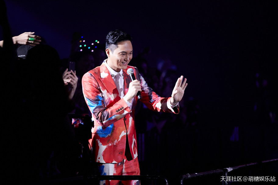 古巨基我们世界巡演香港站part2完美收官 张智霖做嘉宾养眼同台(转载)